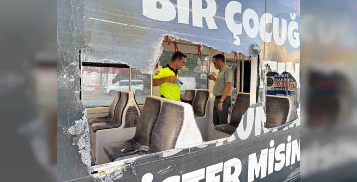 Kayseri'de otomobilin çarptığı refüjden taşlar tramvaya girdi: 4 yaralı