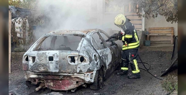 Kayseri'de otoparktaki otomobil alevlere teslim oldu, ev kıl payı kurtuldu
