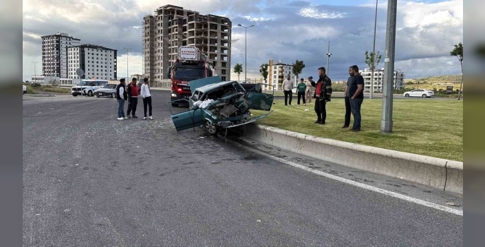 Kayseri'de refüje çıkan otomobil kaza yaptı: 4 yaralı, 1'i ağır