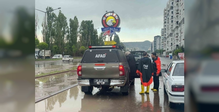 Kayseri'de sağanak sele dönüştü: Araçlar mahsur kaldı, AFAD kurtardı