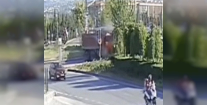 Kayseri'de tramvay ve kamyon çarpıştı: O anlar kamerada!