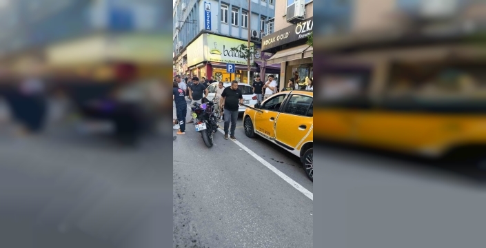 Keşan'da dikkatsiz kapı açılışı kaza getirdi: Motosikletli genç yaralandı