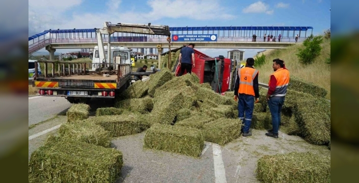 Kırıkkale'de ot balyası yüklü kamyon devrildi, trafik felç oldu