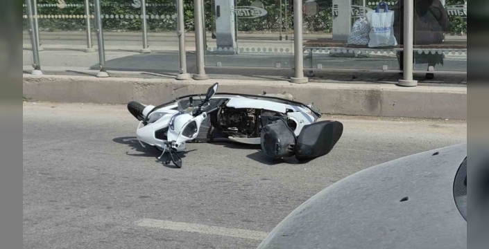 Kırmızı ışıkta feci kaza: Motosiklet yayaya böyle çarptı, 2 yaralı!