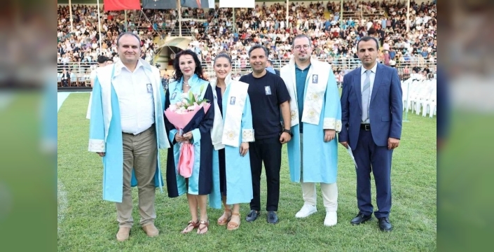 Kızının kanseri yenmesiyle aynı gün üniversiteden dereceyle mezun oldu: İki kat mutluluk!