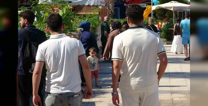 Kızkalesi'nde tatil yapan sincap: Yaralı bulundu, iyileştirildi, şimdi gezintide!
