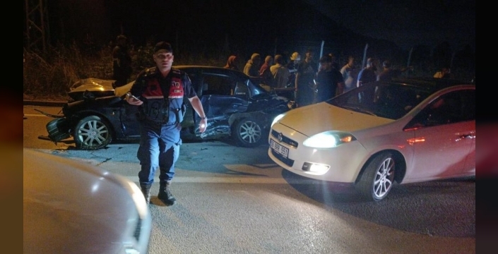 Kocaeli'de iki aracın karıştığı feci kazada genç sürücü hayatını kaybetti