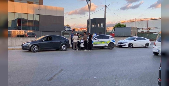 Kocaeli'de peş peşe kazalar: Sürücü, iki mağduru darbetti