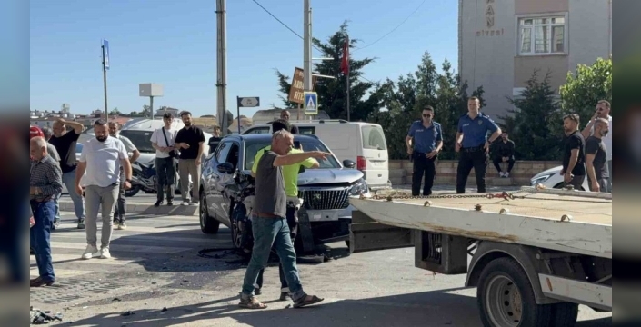 Kocaeli'de şerit değiştiren sürücü kaza yaptı: 3 yaralı