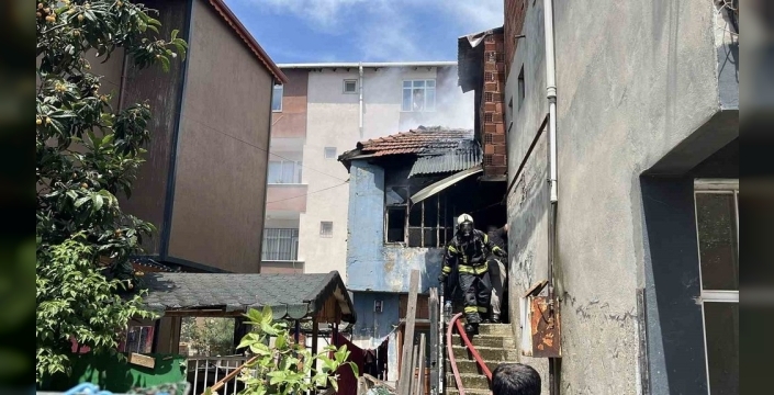 Kocaeli'de yangın paniği: İtfaiye, balkonda mahsur kalan anne ve bebeği kurtardı