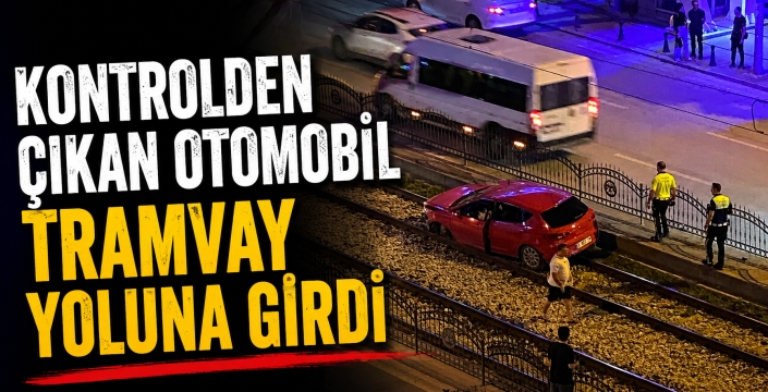 Kontrolden çıkan otomobil tramvay yoluna girdi