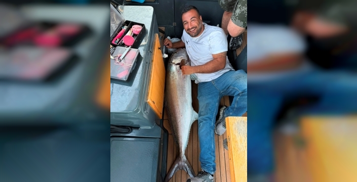 Konyaaltı Sahili'nde dev balık şoku! 56 kilo kuzu balığı oltaya takıldı