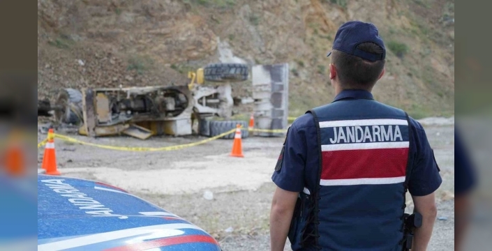 Korkunç kaza: İş makinesi 20 metreden böyle uçtu, operatör hayat mücadelesi veriyor!