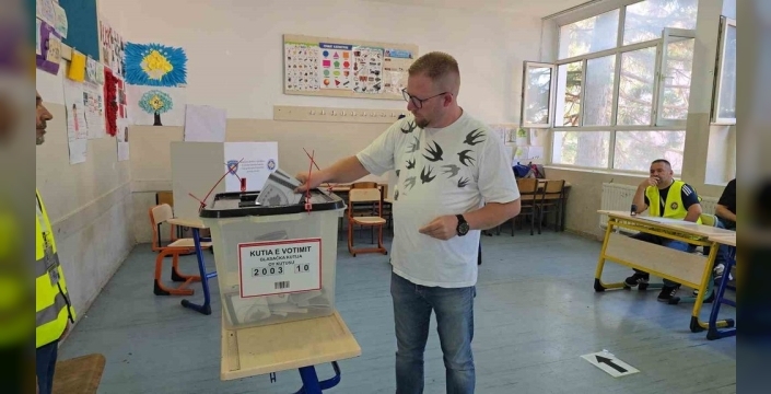 Kosova'da seçmenler, üçüncü kez sandık başında