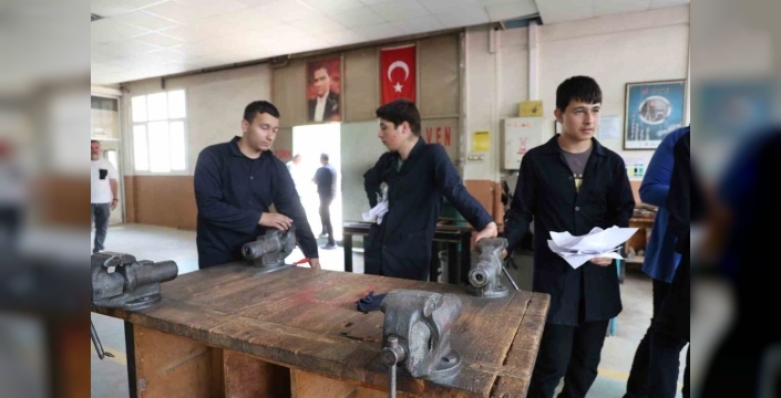 Kozan'daki meslek lisesi öğrencilerinden sıfır atık hamlesi
