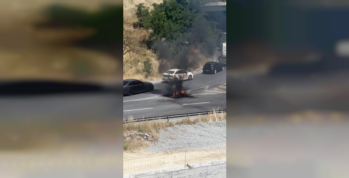 Küçükçekmece'de alev alan motosiklet, mikser sürücüsü tarafından söndürüldü