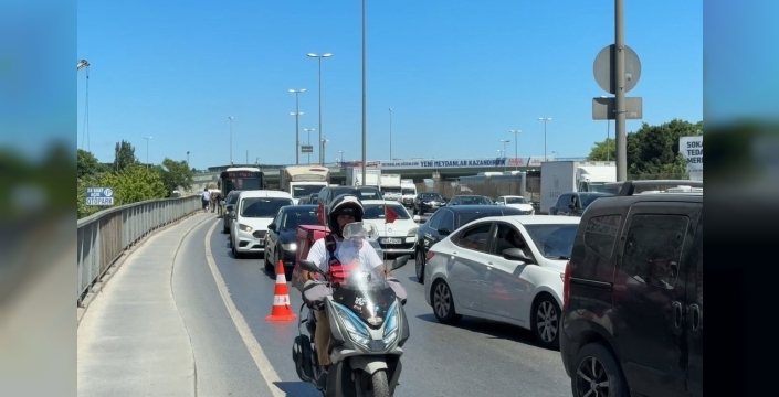 Küçükçekmece'de metruk binada yangın: E-5'te trafik felç oldu