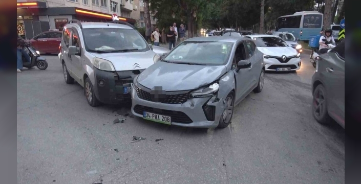 Kütahya'da üç aracın karıştığı kazada iki kişi yaralandı