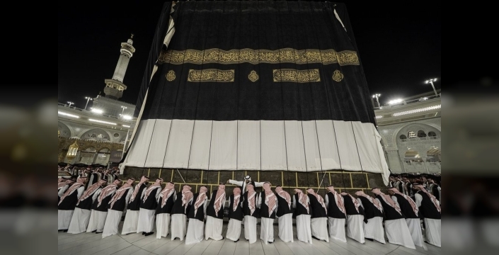 Kutsal Kâbe'nin göz kamaştıran yeni örtüsü gözler önüne serildi