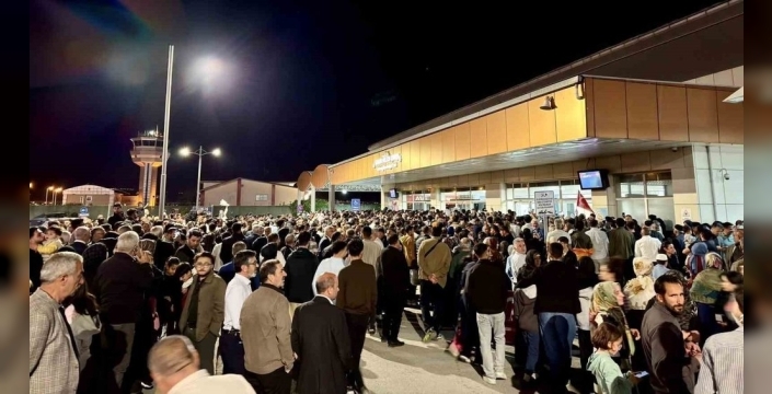 Kutsal topraklardan dönen hacılar Van'da gözyaşları ve dualarla karşılandı