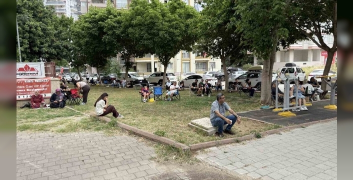 LGS heyecanı: Öğrenciler içeride, veliler dışarıda nefeslerini tuttu
