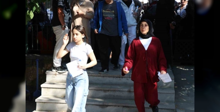 LGS maratonu başladı: Sivas'ta öğrenciler ter döktü, veliler dua etti