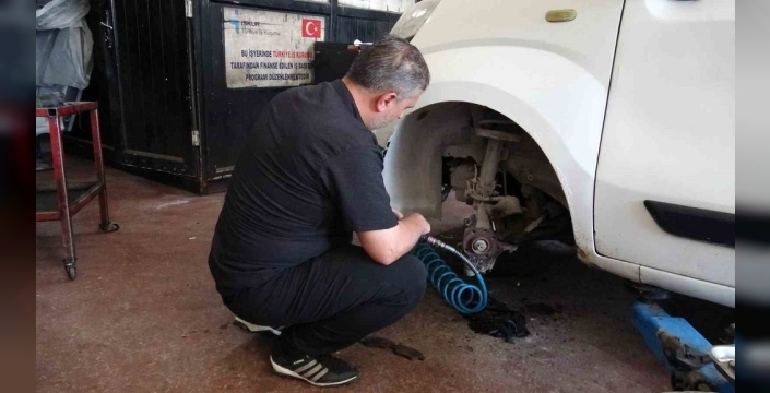 Malatya'da balata değişimi sırasında tekerlekten çıkan kertenkele şaşkınlık yarattı