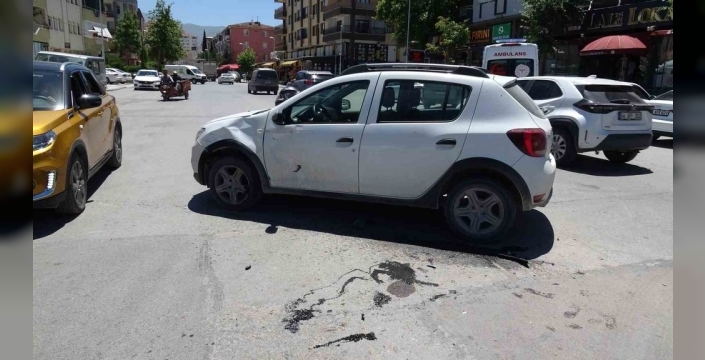 Malatya'da otomobil ve motosiklet çarpıştı, bir kişi yaralandı