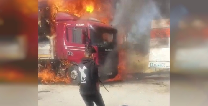 Malatya'da saman yüklü tırda korkutan yangın