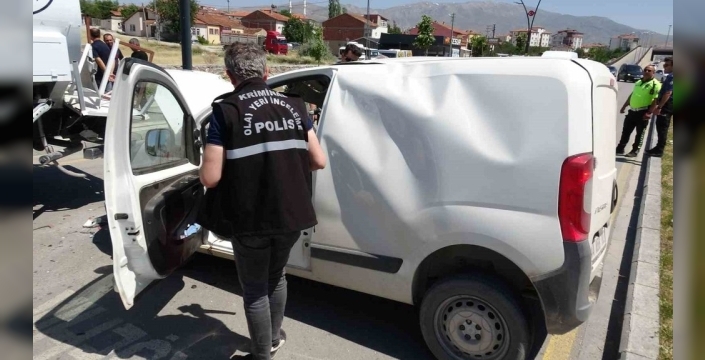 Malatya'da su tankerine çarpan araçta sürücü ağır yaralandı