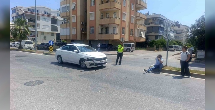Manavgat'ta kavşak kabusu: İki otomobil çarpıştı, yaralılar var