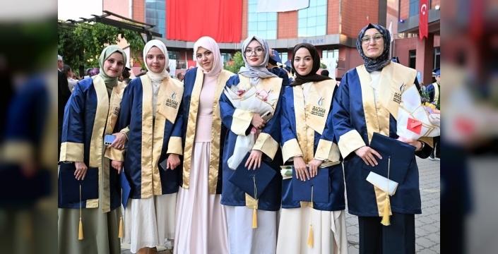 Manisa Celal Bayar Üniversitesi'nde mezuniyet coşkusu