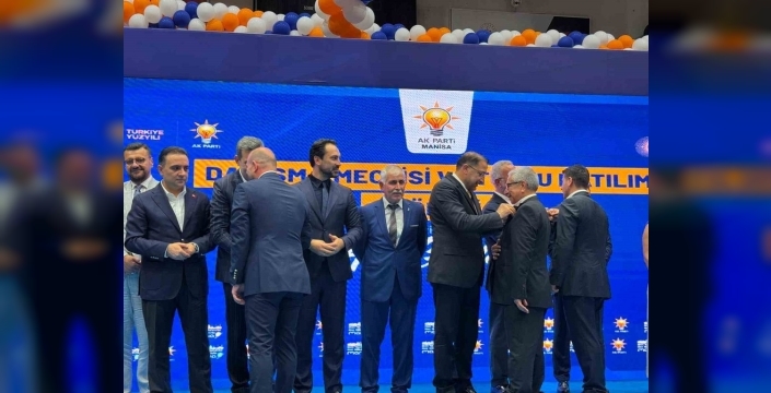 Manisa'da AK Parti'ye yoğun katılım: 612 kişiye rozet dağıtıldı