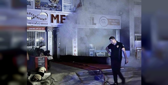 Manisa'da medikal dükkanında alevler yükseldi, apartman sakinleri tahliye edildi