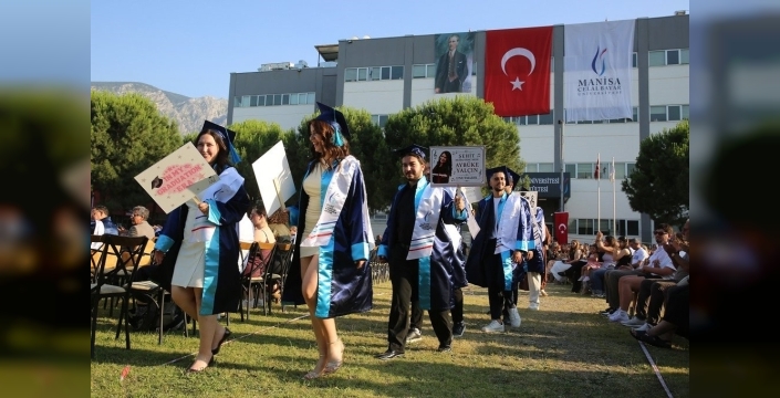 MCBÜ’de mezuniyet coşkusu: Binlerce genç geleceğe kep attı