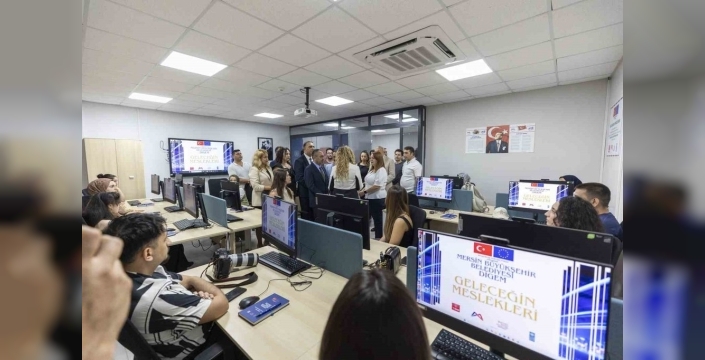 Mersin'de gençleri geleceğe hazırlayacak dijital merkez açıldı