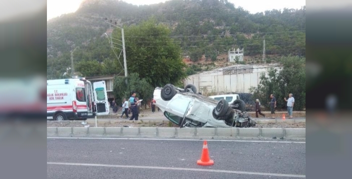 Mersin'de kan donduran anlar: otomobil taklalar attı, 2 kişi yaralandı