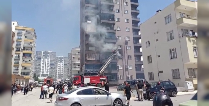 Mersin'de yürekleri ağızlara getiren yangın: 3 kişi dumandan etkilendi