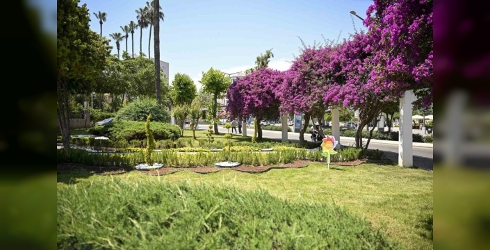 Mersin, yazın gelişiyle rengarenk bir görünüme kavuştu