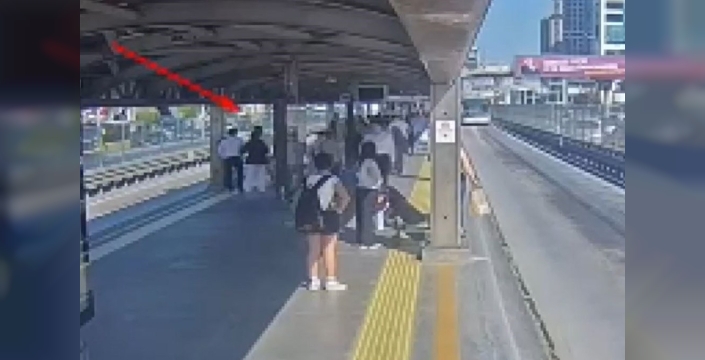 Metrobüs durağında 'yan bakma' kavgası kanlı bitti: 1 kişi hayatını kaybetti