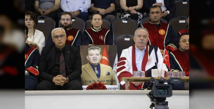 Mezuniyet töreninde hüzün rüzgarı: Rektör yardımcısı ve öğrenci anıldı
