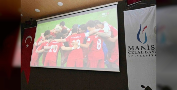 Milli maça CBÜ'de dev ekran coşkusu: Öğrenciler tek yürek oldu