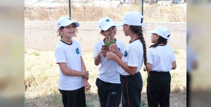 Minik eller, geleceğe umut ekti: Öğrencilerden 'Gezegenimiz İçin' fidan dikimi