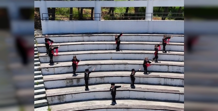 Minik Kartallar Bilecik'te Kazak Rüzgarı Estirdi: 'Kartal Dansı' Büyüledi!