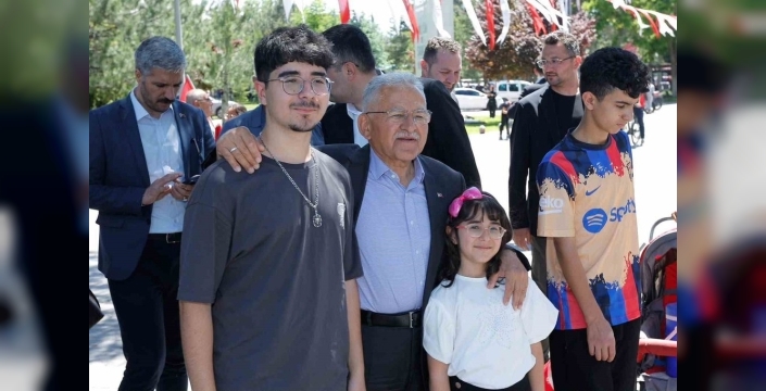 Minik sanatçılar sahnede parladı: Kayseri'de mezuniyet coşkusu!