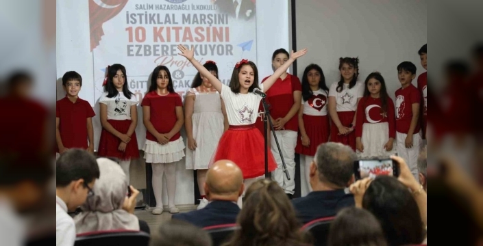 Minik Tuna'nın bayrak gösterisi, babasının duygusal müdahalesiyle taçlandı