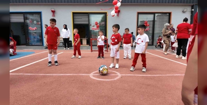 Miniklerden A Milli takıma coşkulu destek