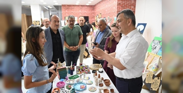 Mithatpaşa Ortaokulu sahneledi: 'Güldür Güldür Mithat Paşa' ile sanat ve hayal gücü birleşti