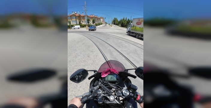 Motosiklet sürücüsü, kamyonla kaza yapmaktan son anda kurtuldu