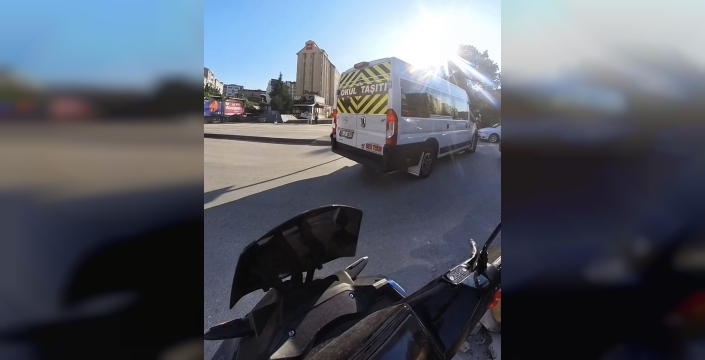 Motosikletliye tehlikeli yakınlaşma: Servis şoförü ters yöne daldı, kazadan kıl payı kurtuldu